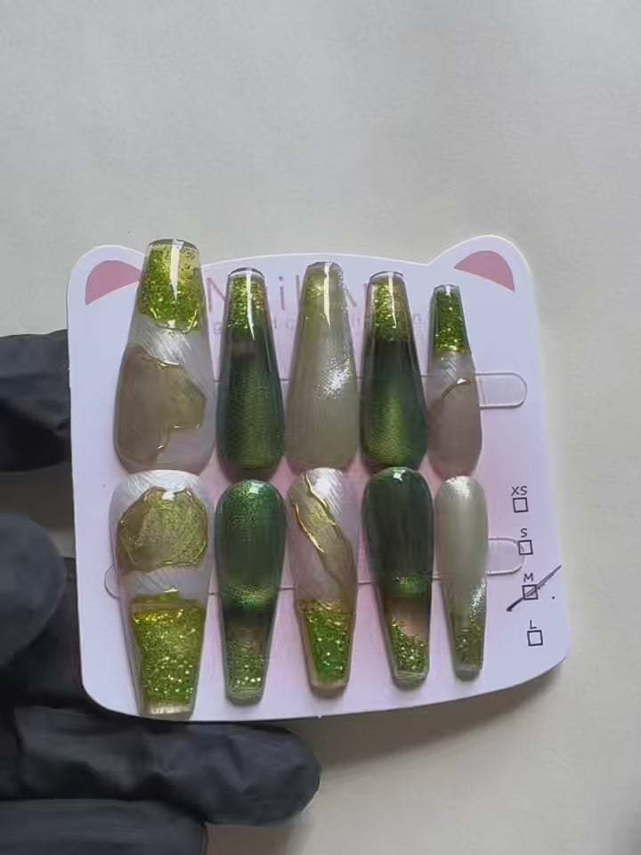 加载视频： Emerald Pool Hand Drawn Elaborate Satin Gold Outline Emerald Cat Eye Flowing Sand Nail Art